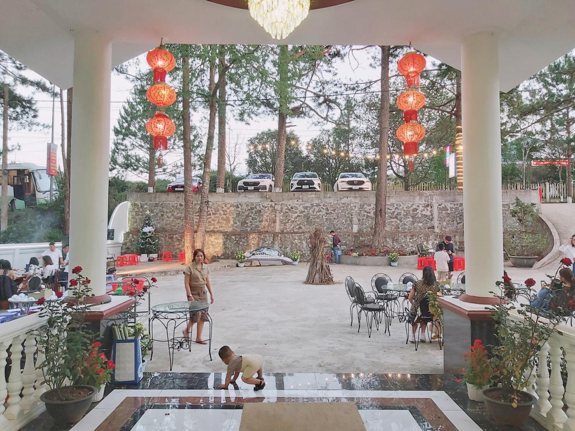 Готель Khach San Hung Viet Kon Tum Екстер'єр фото